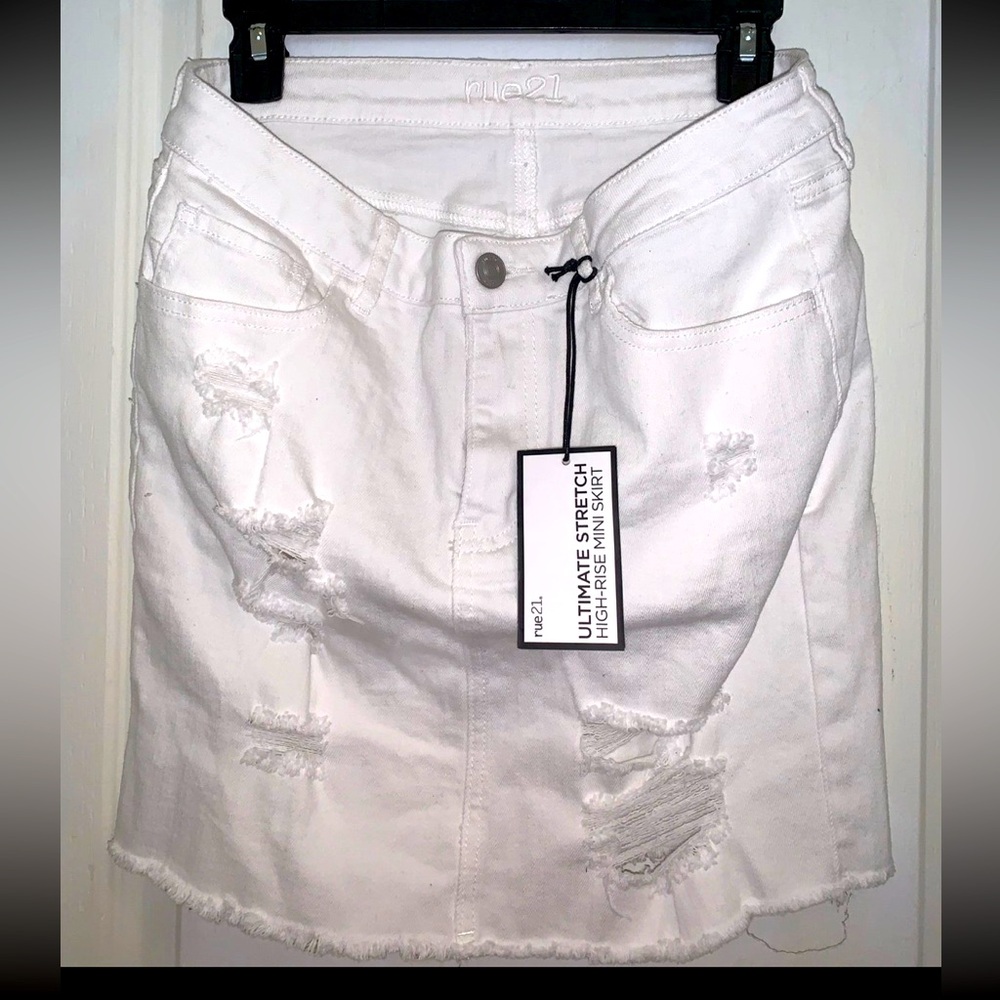 RUE 21 - WHITE RUFFLE BOTTOM SKIRT